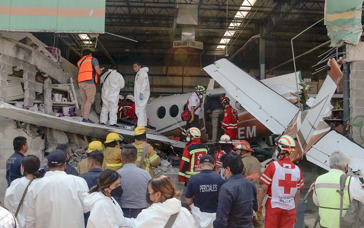 Por: Cortesía Fiscalía de Morelos entrega dos de los cuerpos de las víctimas que se impactaron a bordo de la avioneta