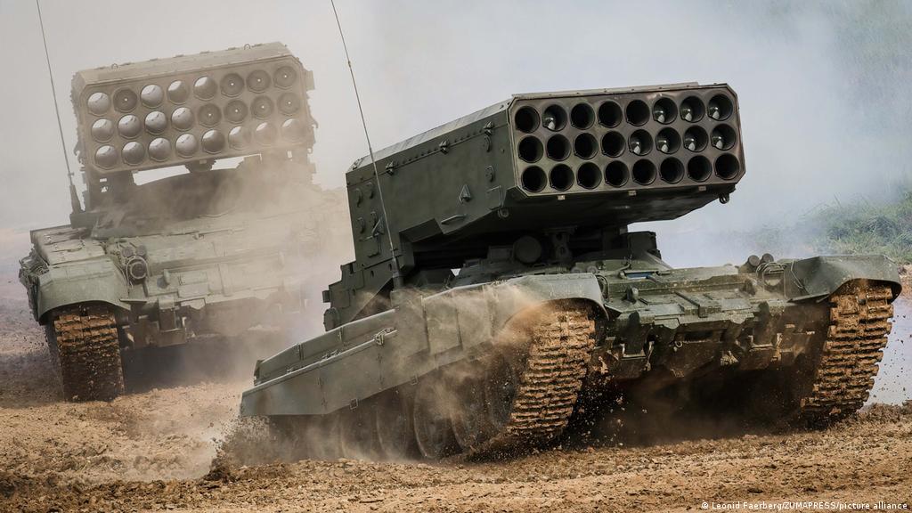 Por: Cortesía EEUU advierte que Rusia está moviendo bombas de racimo y termobáricas en Ucrania