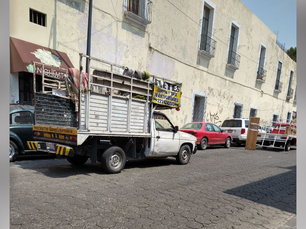 Por: Cortesía Estacionarse en doble fila, una de las infracciones más comunes en Puebla