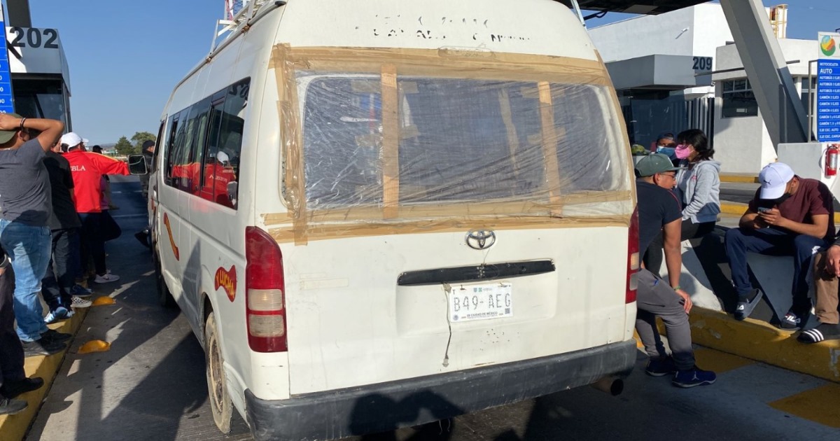 Asegura Policía Estatal a conductor que transportaba estudiantes de Puebla en una unidad con placas apócrifas