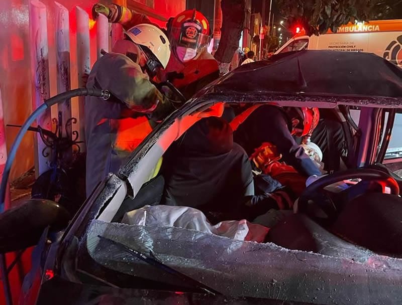 Aparatoso choque en la 23 sur y 23 poniente deja como saldo 2 muertos y un lesionado (Video)