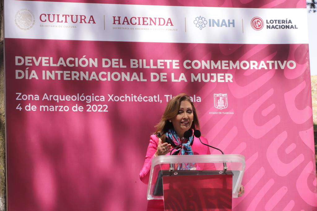 Develan billete conmemorativo del día internacional de la mujer en la Zona Arqueológica de Xochitécatl