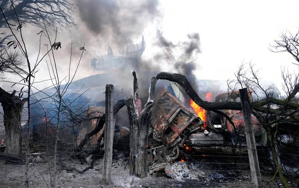 Por: Cortesía Bombardeo ruso destruye aeropuerto de Vínnytsia en Kiev, Ucrania