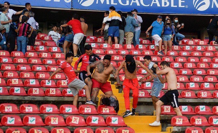 Violencia sin control durante partido Querétaro vs Atlas dejó al menos 17 muertos