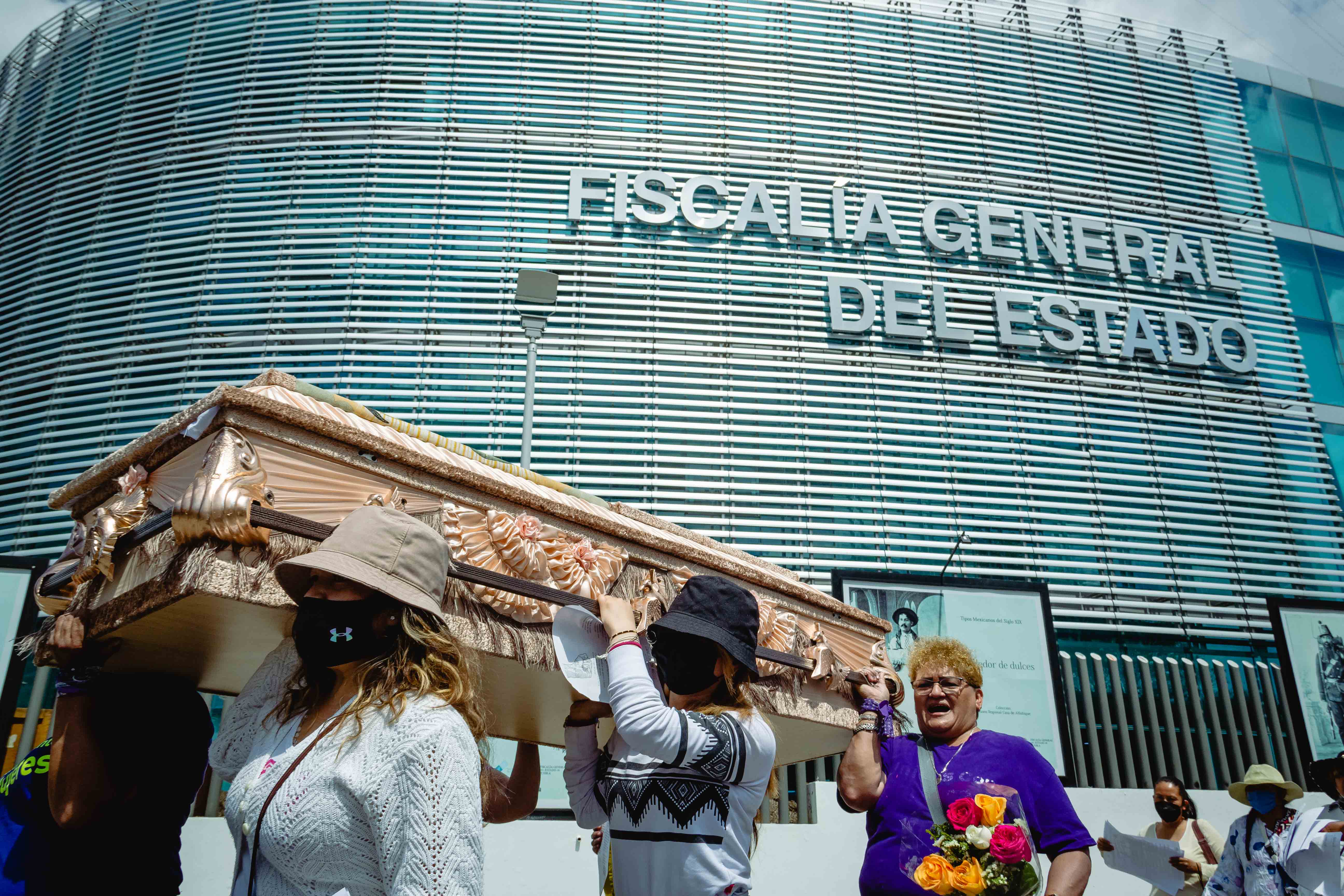 Foto: Alex Muñoz Protestan por feminicidios frente a la Fiscalía General del Estado