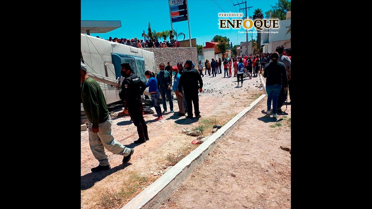 Por: Marisol O Vuelca autobús de pasajeros en la carretera Tepeaca-San Hipólito; deja algunos lesionados