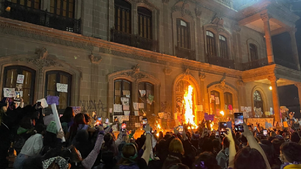 Por: Cortesía Detienen a “infiltrado” en la marcha del 8M por actos vandálicos en Palacio de Gobierno en Nuevo León