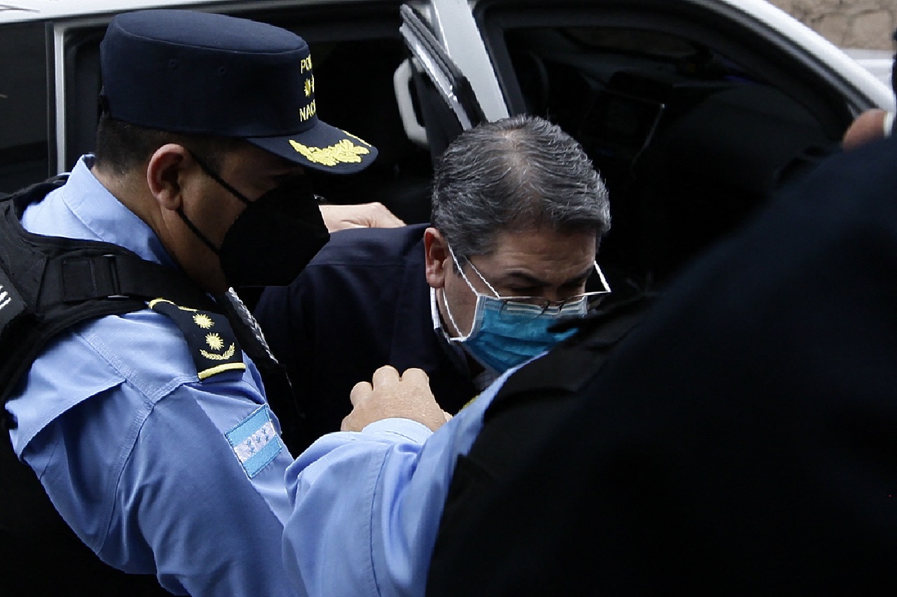 Por: Cortesía Expresidente de Honduras, Juan Orlando, se declara inocente en EEUU por cargos de droga y armas
