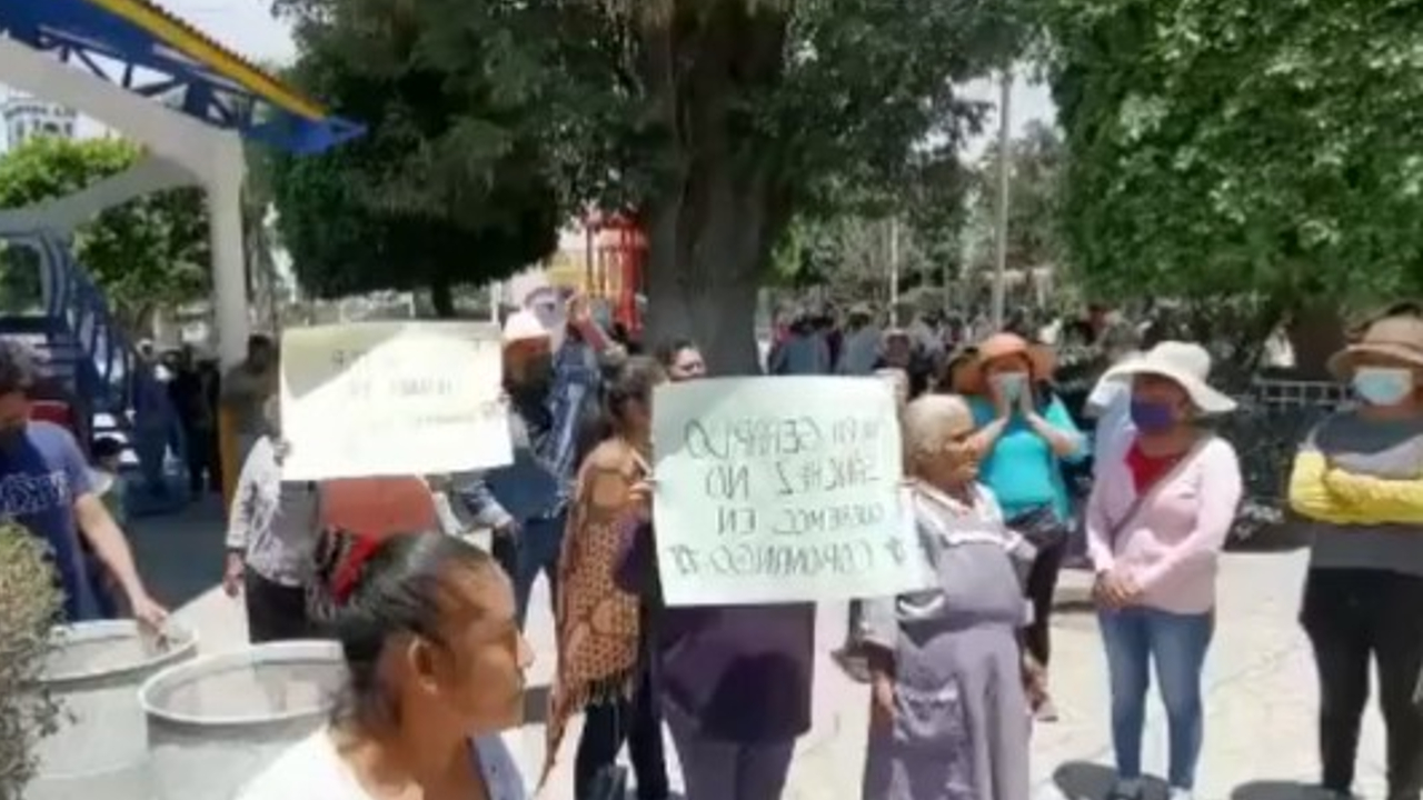 Por: Cortesía En Coronango; un grupo de pobladores se manifestaron en contra de la inoperancia del Gobierno Municipal