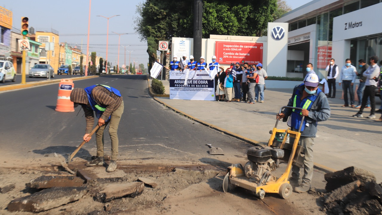 En San Pedro Cholula continúan las labores de bacheo para afrontar en esta época de lluvias
