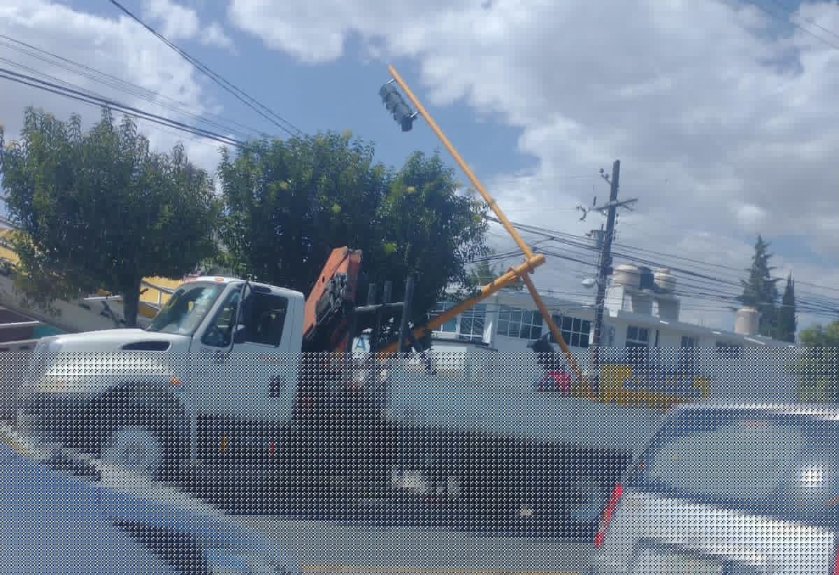Tardíos servicios en la capital, 12 días después retiran semáforo averiado