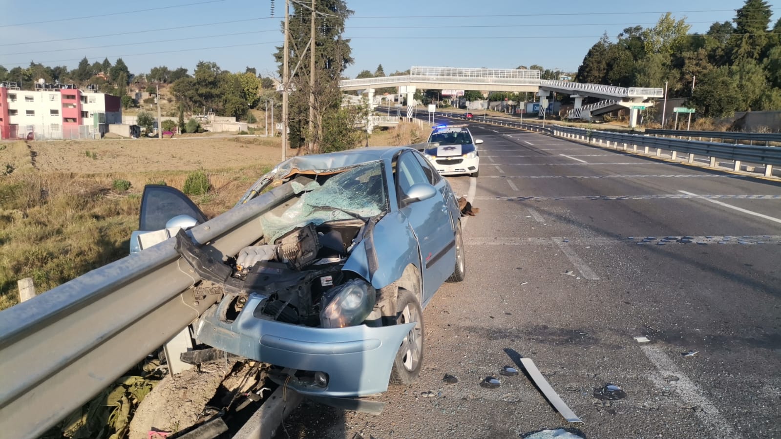 Por: Cortesía Incrustan vehículo en valla de contención; los tripulantes huyeron