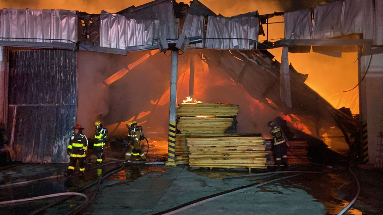 Por: Cortesía Se incendió un Fábrica de Muebles en San Andrés Cholula