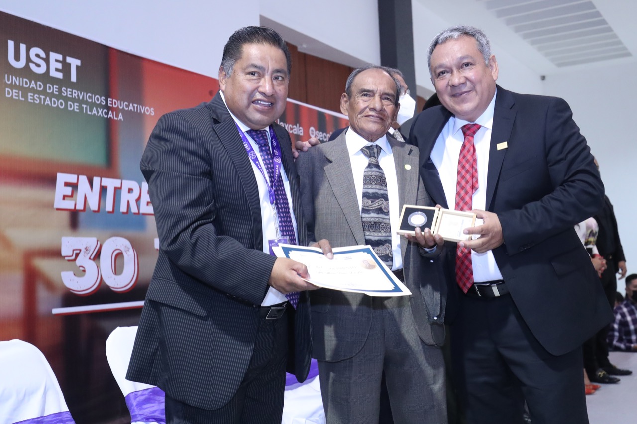 Por: Cortesía Entregó SEPE-USET estímulos y condecoraciones a maestras y maestros con 30, 40 y 50 años de servicio docente