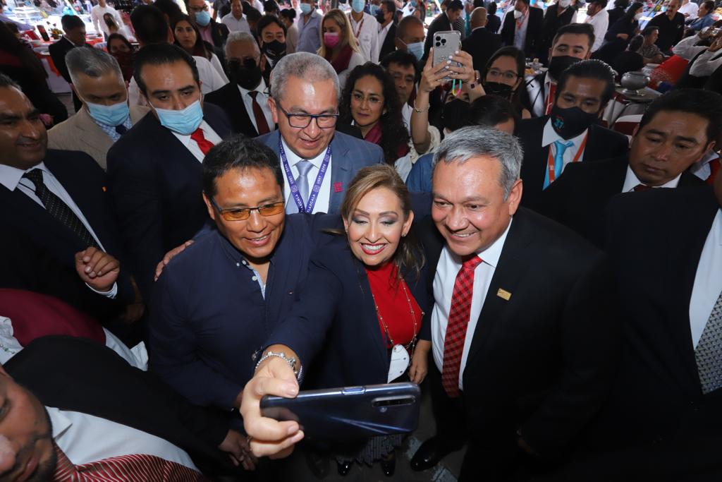 Festejó gobernadora Lorena Cuéllar a docentes de la sección 31 del SNTE