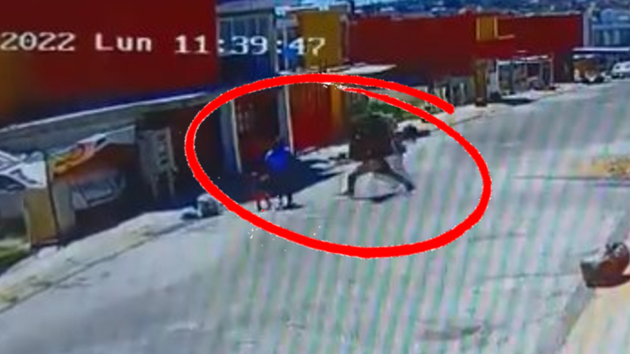 Sujeto que padece de sus facultades mentales pateó a una señora en Cuautlancingo 