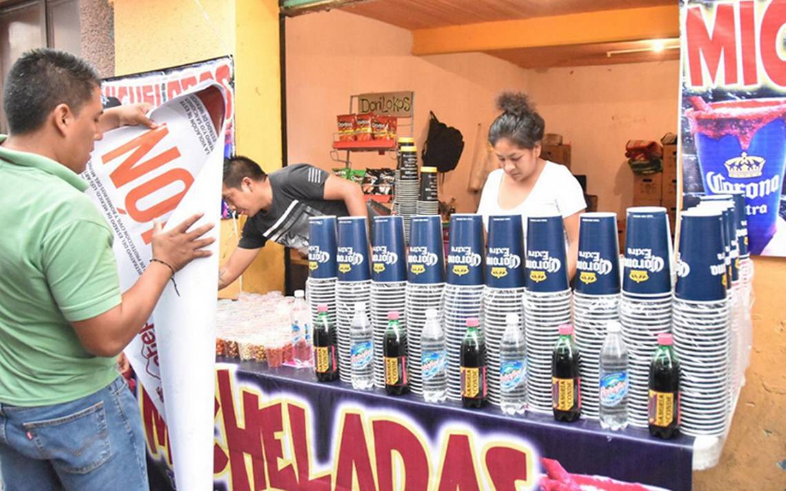 Incrementa venta de micheladas afuera de escuelas