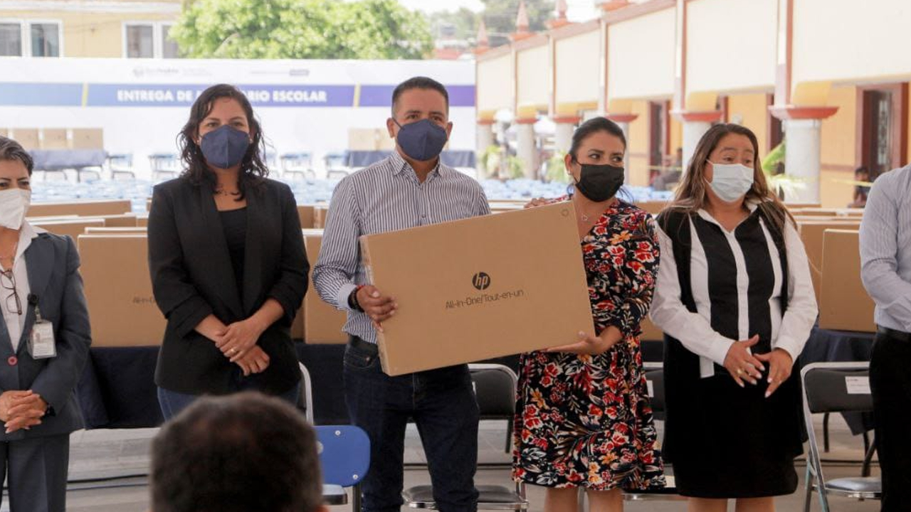 Por: Cortesía 23 escuelas primarias recibieron equipo mobiliario y de cómputo por parte del Ayuntamiento de San Andrés Cholula