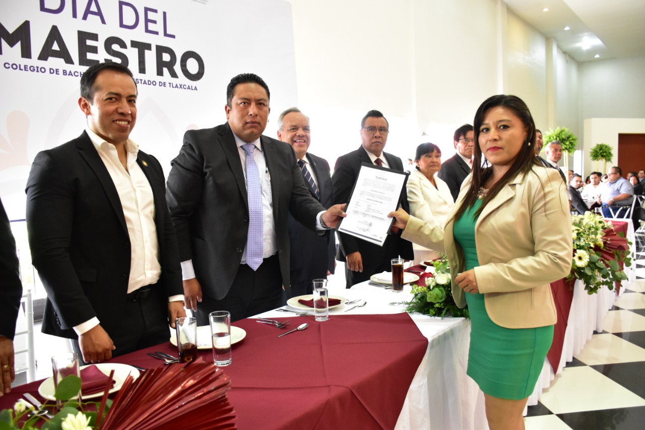 Entregó COBAT 15 nombramientos definitivos a personal docente