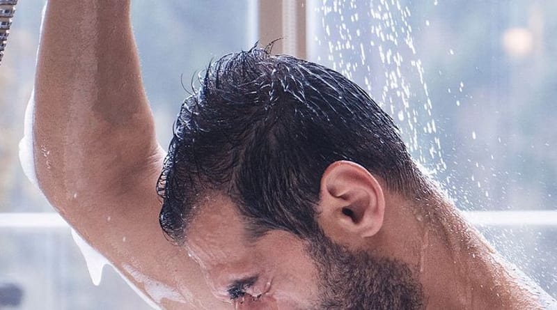 Por: Cortesía Bañarse con chanclas tiene sus contras y por estas razones no deberías usarlas