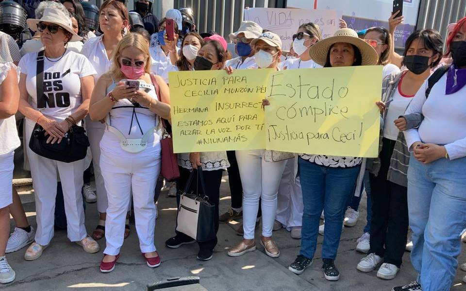 Por: Cortesía Tras asesinato activistas y familiares de Cecilia Monzón protestan afuera de la Fiscalía de Puebla