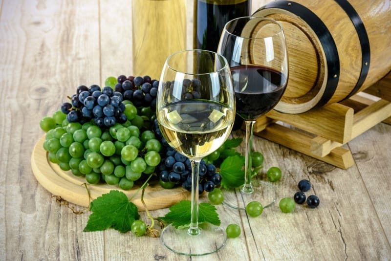 Por: Cortesía Vino blanco y vino tinto ¿Cuál es mejor?¿Cuál es la diferencia?