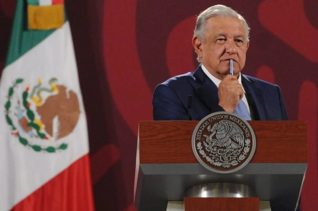 Presenta AMLO su declaración patrimonial y reporta incremento de 61 mil pesos a su salario