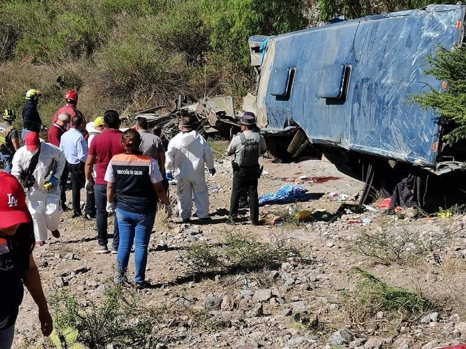 Por: Cortesía Autobús con migrantes se desbarranca en SLP y deja a 6 muertos y otros 30 heridos