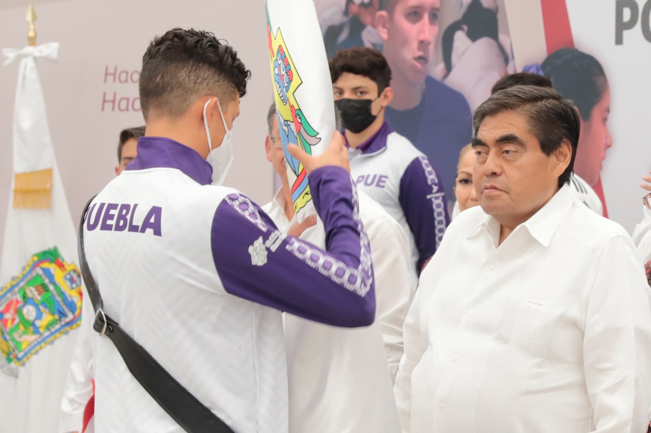 Por: Cortesía Miguel Barbosa abanderó a la Delegación Poblana que participará en los Juegos Conade