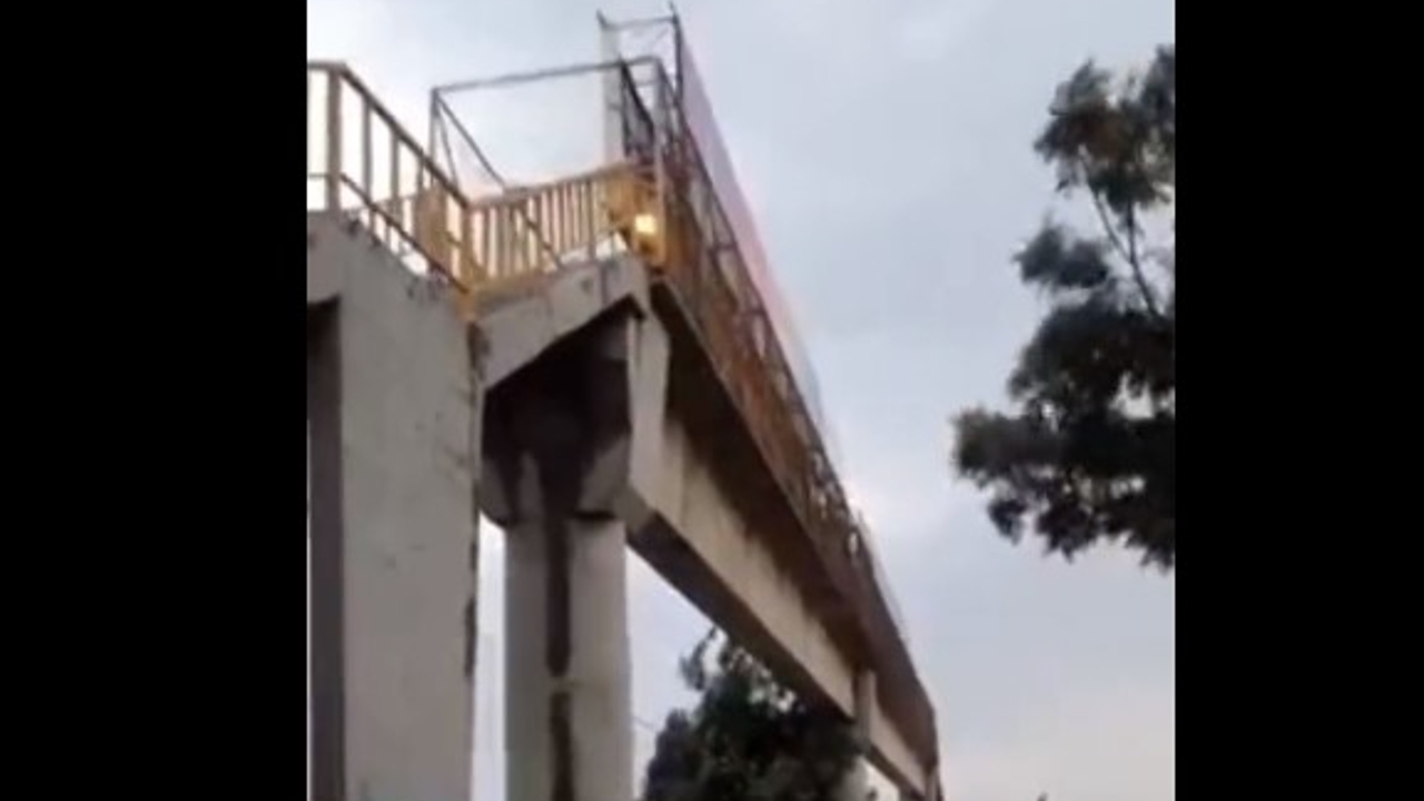 Por: Cortesía Clausuran puente peatonal de Cuautlancingo por fallas en su infraestructura