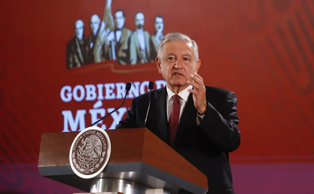 Por: Cortesía AMLO promete regularizar este año salarios a oficinistas, médicos, policías y soldados