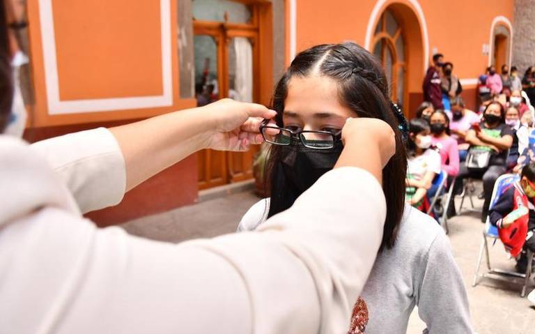 100 Alumnos reciben lentes tras convenio entre e Ayuntamiento de Huamantla y Fundación Clisa