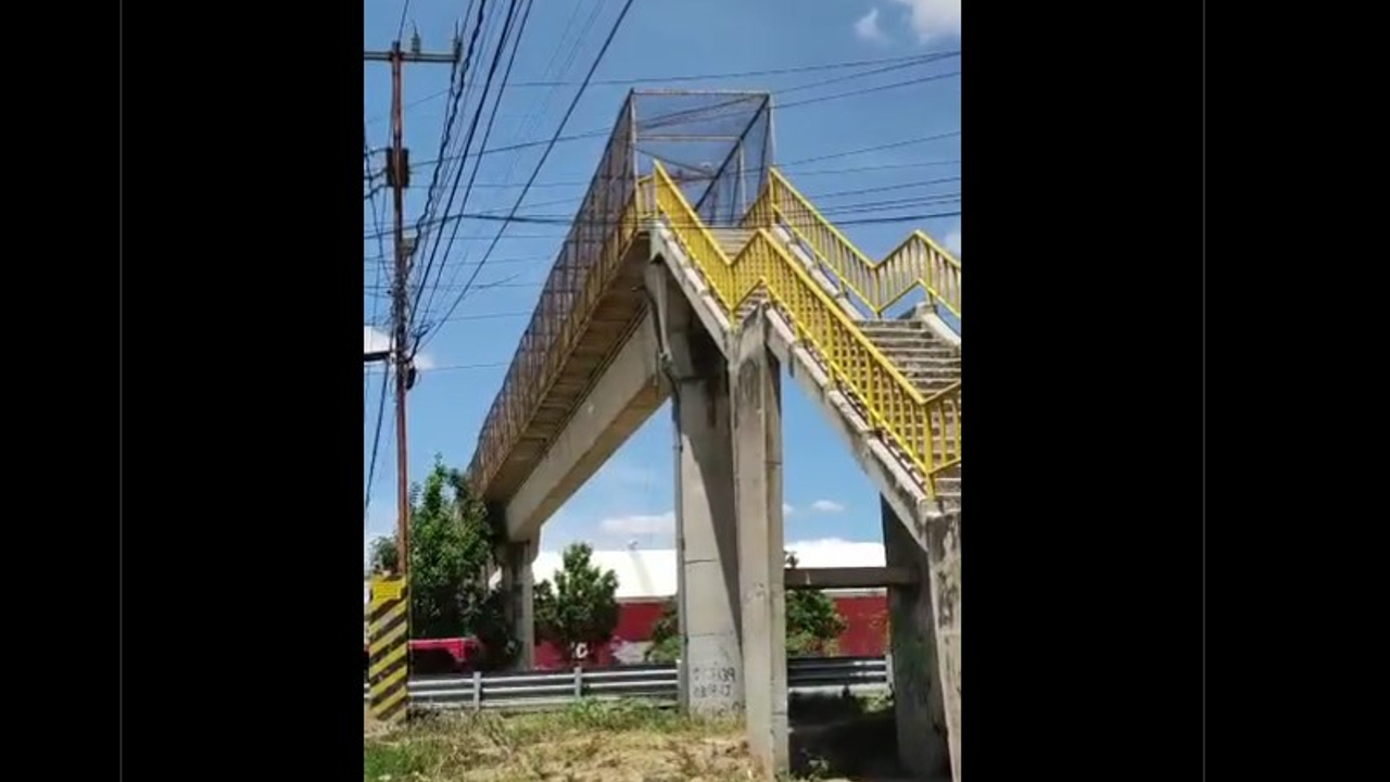 Por: Cortesía Retiran malla metálica del puente peatonal que fue clausurado en Cuautlancingo