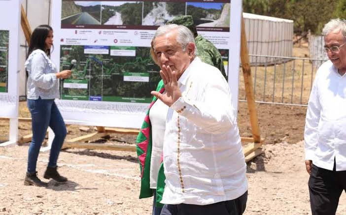 Por: Cortesía Asegura AMLO que no pasó nada en el "triángulo dorado" tras retén de grupo armado en Badiraguato