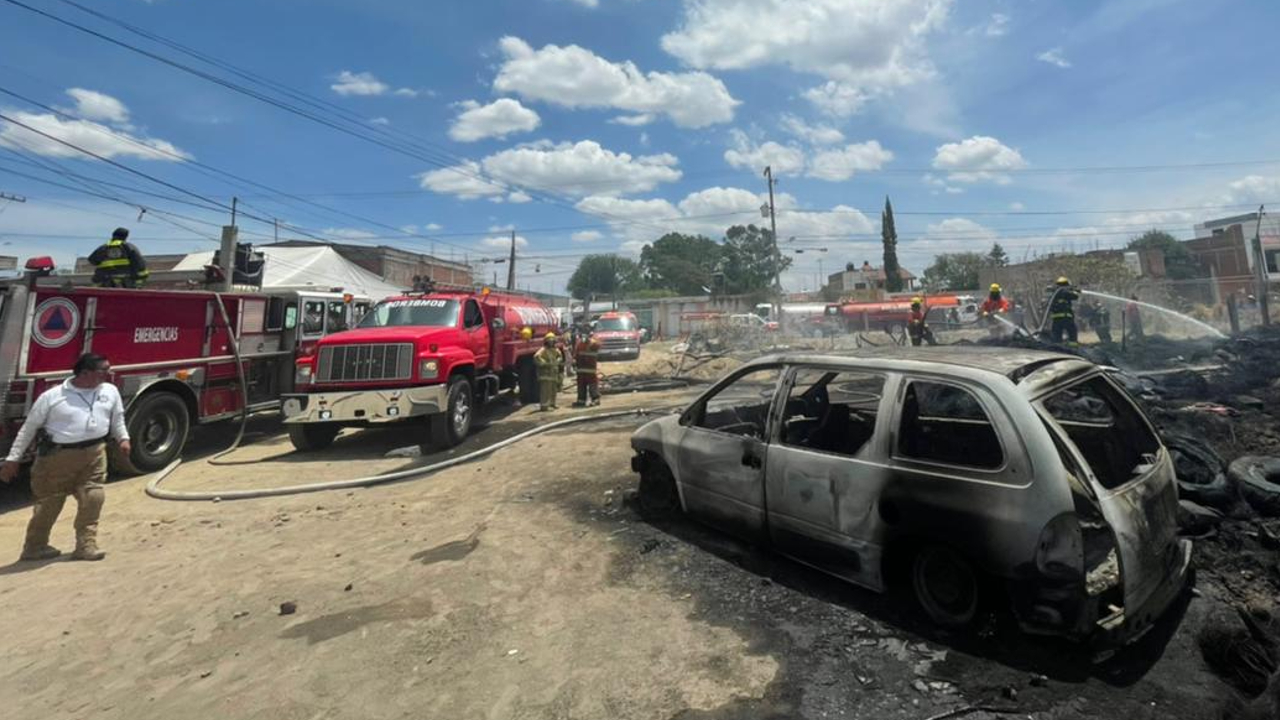 Por: Cortesía Bomberos lograron sofocar un incendio en un depósito de neumáticos en San Pedro Cholula