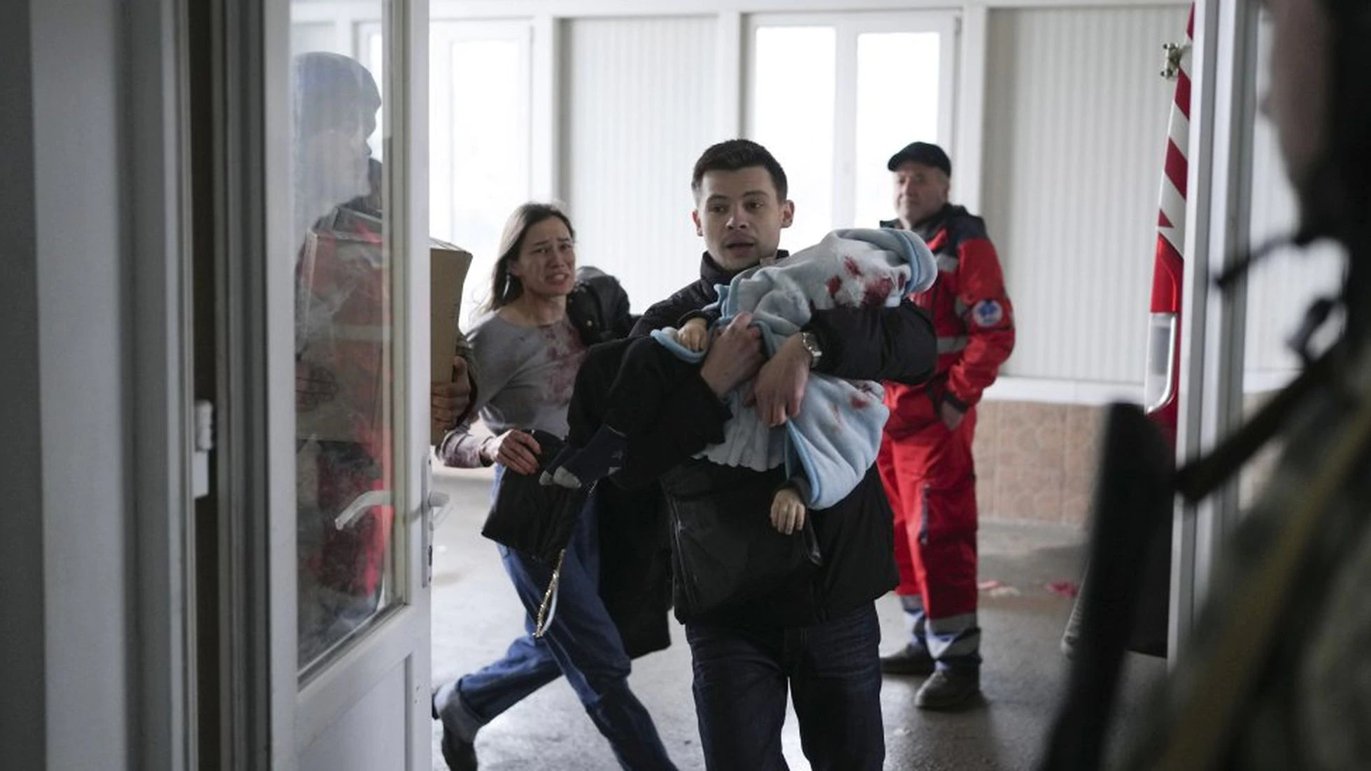 Por: Cortesía Confirma Zelensky la evacuación de 100 civiles de Mariupol; con apoyo de la ONU estarán evacuando otros más