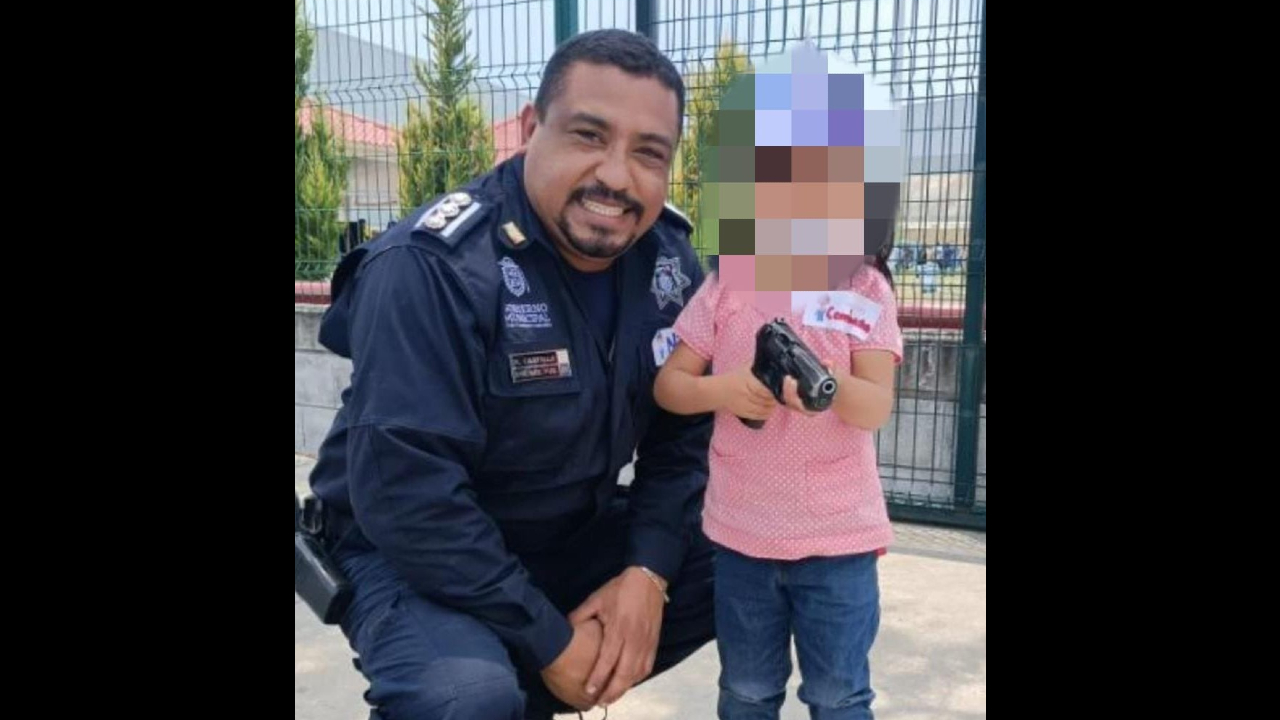 Por: Cortesía Director de Seguridad Pública de Cuautlancingo se fotografío con una niña que porta un arma