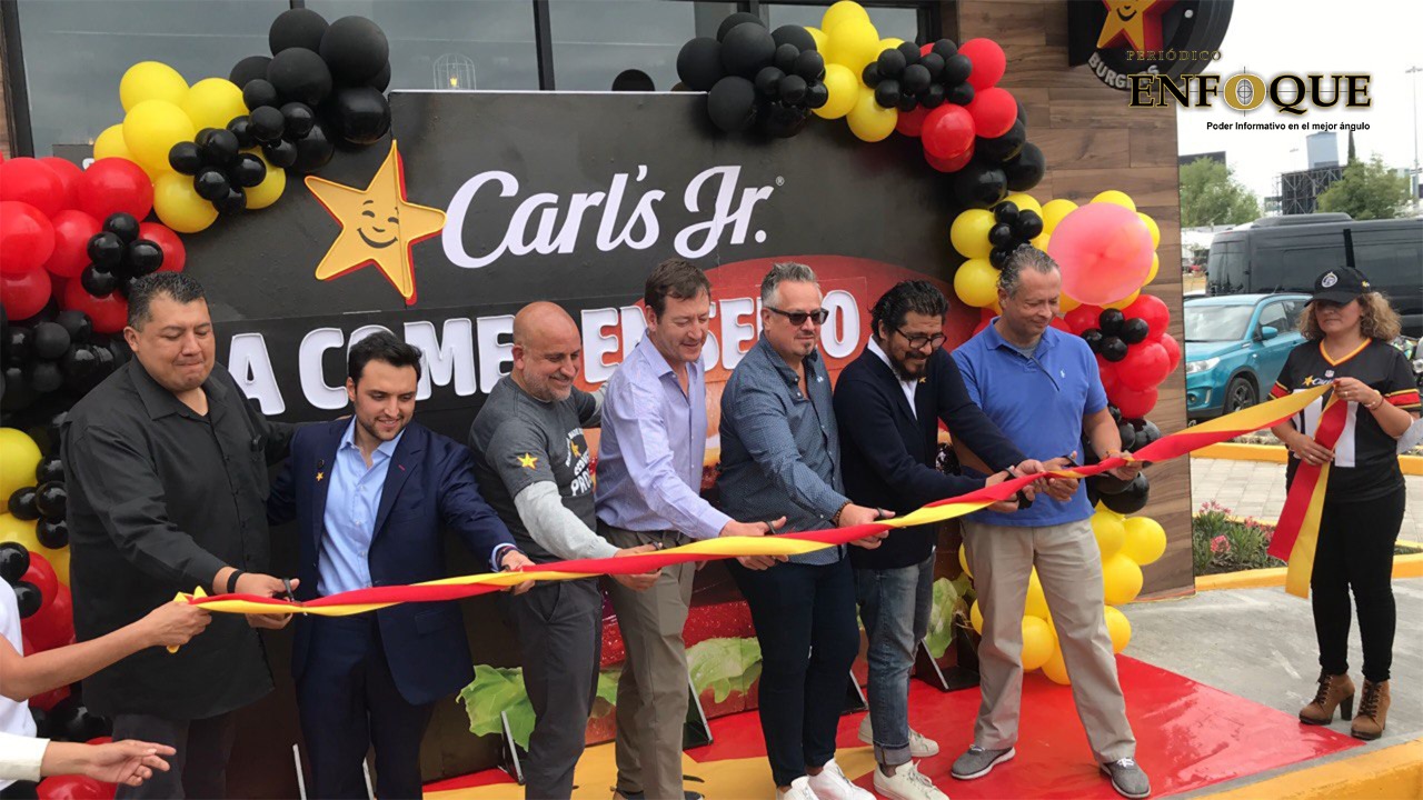 Por: Dereck Sánchez  Poblanos esperaron 24 horas afuera de Carl’s Jr. Atlixcáyotl por comer hamburguesas gratis todo un año