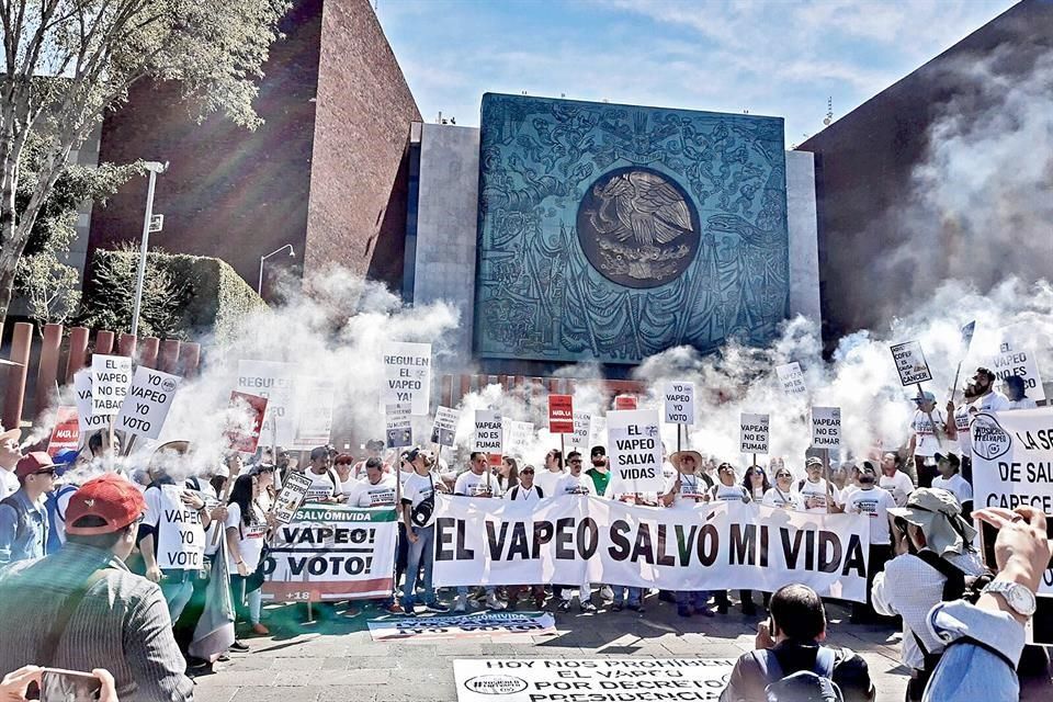 Por: Cortesía AMLO firma decreto que prohíbe la venta y circulación de vapeadores y cigarros electrónicos