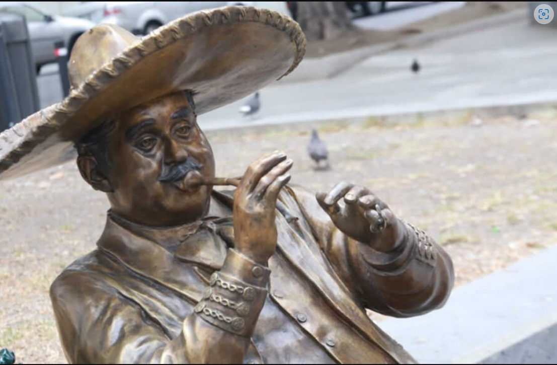 Por: Cortesía Roban trompeta a mariachi en el parque de Santa Inés