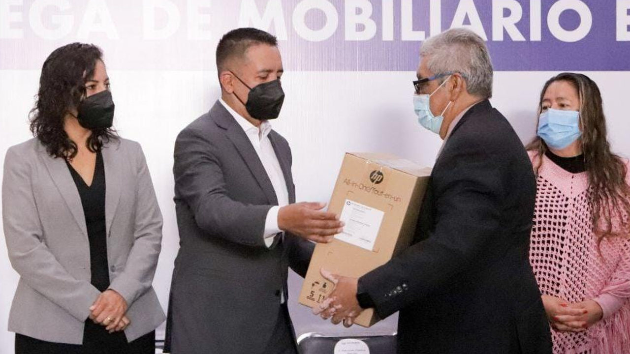 Por: Cortesía Ayuntamiento de San Andrés Cholula hizo entrega de mobiliario escolar a colegios del municipio