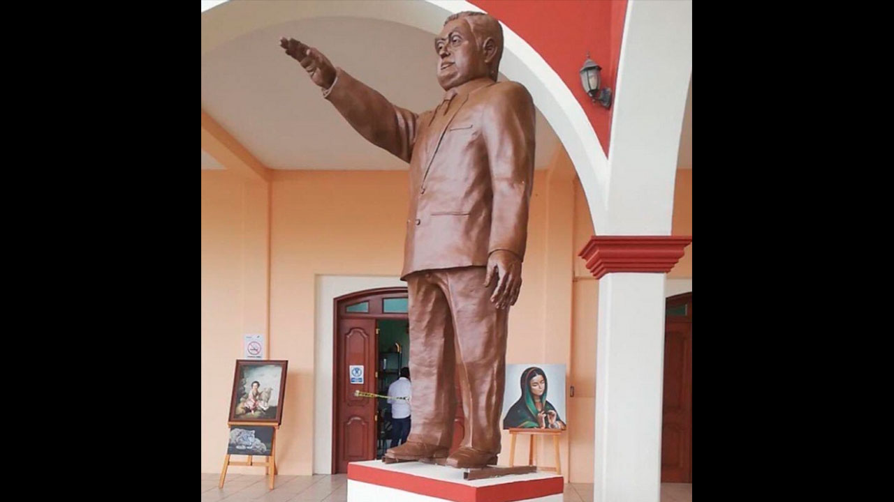 Por: Cortesía Estatua de Miguel Barbosa fue erigida en Zinacatepec, pero el gobernador ya solicitó que fuera retirada
