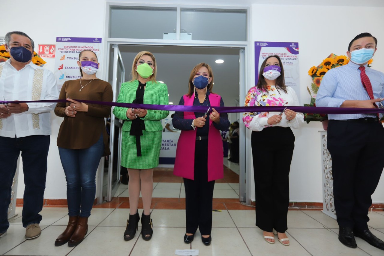 La gobernadora Lorena Cuéllar Cisneros inauguró las Unidades de Bienestar por tu Salud de la Secretaría de Bienestar Tlaxcala en los municipios de Zacatelco y Papalotla, lo que beneficiará principalmente a las personas en situación de vulnerabilidad y que no cuentan con ningún tipo de seguridad social.   Durante los actos protocolarios, la mandataria estatal mencionó que estos espacios forman parte de las 11 unidades que integran el Programa Estatal de Bienestar por tu Salud para las que su administración destinará una inversión anual de 111 millones de pesos y donde se prevé atender a un total de 165 mil tlaxcaltecas.   Informó que, en Zacatelco el 59 por ciento de la población no cuenta con seguridad social y el 22 por ciento no tienen acceso a ningún servicio de salud; mientras que, en el municipio de Papalotla, el 25 por ciento de los habitantes no cuenta con protección médica.   Sin embargo, tras el anuncio de este programa y el inicio del proceso de afiliación, a la fecha 5 mil personas del primer municipio mencionado y 3 mil 546 del segundo, ya están inscritos en este esquema.   “La ciudadanía tendrá acceso a 280 tipos diferentes de medicamentos, sin costo, para atender 90 enfermedades y tienen la posibilidad de recibir tres medicamentos gratuitos cada mes, cada persona que tiene diabetes e hipertensión va a recibir sus medicamentos de manera gratuita”, aseguró la titular del Ejecutivo local.   En su oportunidad, la presidenta honorífica del Comité Consultivo de Bienestar y Desarrollo Social, María Fernanda Espinosa de los Monteros Cuéllar, resaltó que la estrategia contribuye a garantizar la no discriminación, disponibilidad, accesibilidad y universalidad de los servicios de salud preventiva en todo el estado, lo que representa el primer paso para la construcción de una sociedad más prospera y saludable.    “Estoy convencida que las políticas públicas que promueve la administración estatal que encabeza la gobernadora Lorena Cuéllar ponen en el centro el bienestar de las personas, el acceso a la salud basado en estrategias y soluciones que contribuyan a corregir la desigualdad histórica, las prácticas discriminatorias y la inequidad en los servicios médicos, así como de salud preventiva”, subrayó.   De igual forma, reiteró el compromiso del cuerpo colegiado que preside para colaborar en esta tarea y que más personas gocen de una vida plena y saludable.   A su vez, el secretario de Salud, Rigoberto Zamudio Meneses, recalcó que uno de los ejes primordiales de la administración estatal es la salud por lo que la dependencia a su cargo trabaja en la detección oportuna de enfermedades a través de políticas públicas de atención preventiva.   En cada uno de los eventos, los alcaldes de Zacatelco, Hildeberto Pérez Álvarez y de Papalotla, Juan Octavio Rojas Cruz, agradecieron a Cuéllar Cisneros por estas unidades que, dijeron, traerán bienestar a los pobladores en temas de salud y al mismo tiempo apoyarán significativamente a la economía de las familias que menos tienen.   Asimismo, reafirmaron su voluntad de sumarse a los proyectos que el gobierno estatal implemente en beneficio de los ciudadanos.   Estas Unidades de Bienestar por tu Salud se suman a las que ya operan en Nanacamilpa e Ixtacuixtla y se ubican, en Zacatelco en las instalaciones del DIF Municipal y en Papalotla en la calle Adolfo López Mateos, número 20, de la comunidad de San Buenaventura.   Al corte del listón inaugural también acudieron la secretaria de Bienestar del Estado; Estela Álvarez Corona; el diputado local Bladimir Zainos Flores; las presidentas honoríficas de los DIF Municipal de Zacatelco, María Luisa Maldonado Garzón y de Papalotla, Esther García Dávila, así como beneficiarios del programa.