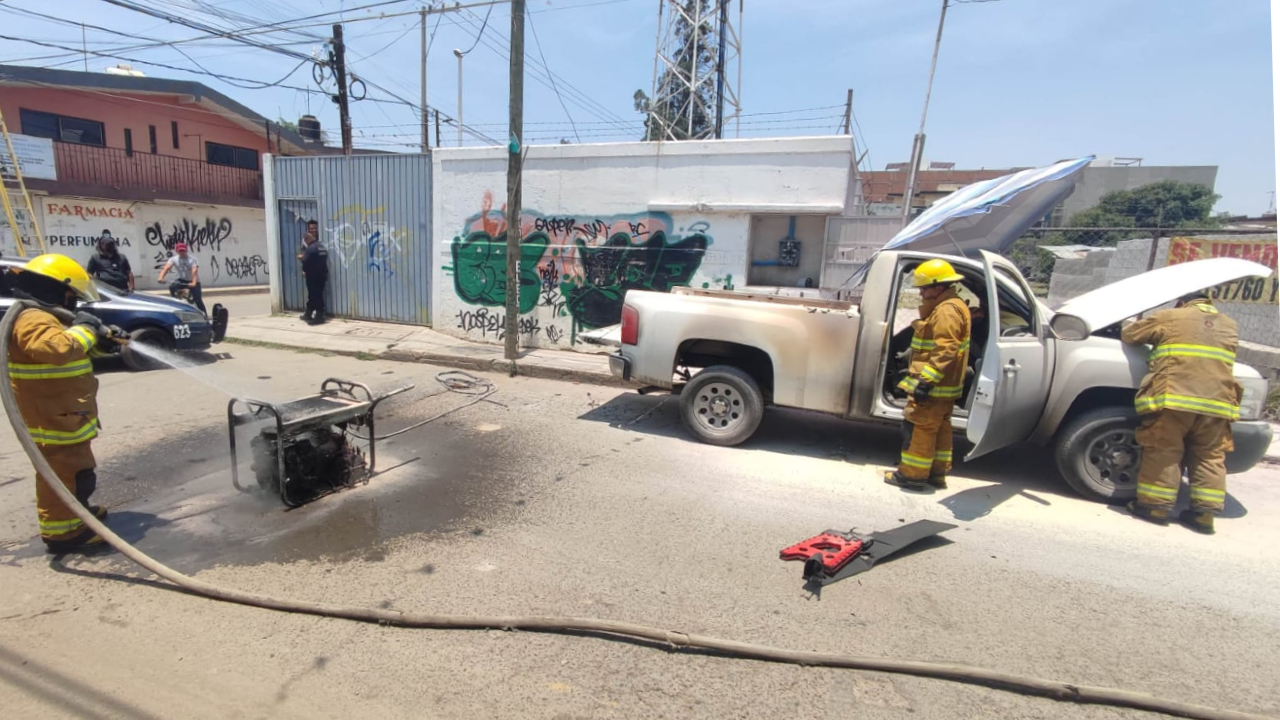 Por: Cortesía Bomberos de San Pedro Cholula lograron sofocar el incendio de una camioneta