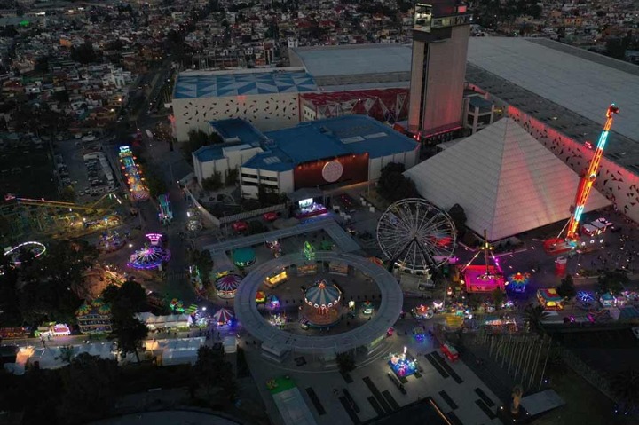 Por: Cortesía Falla juego mecánico 'El Martillo' en la Feria de Puebla y deja suspendidas a personas por varios minutos