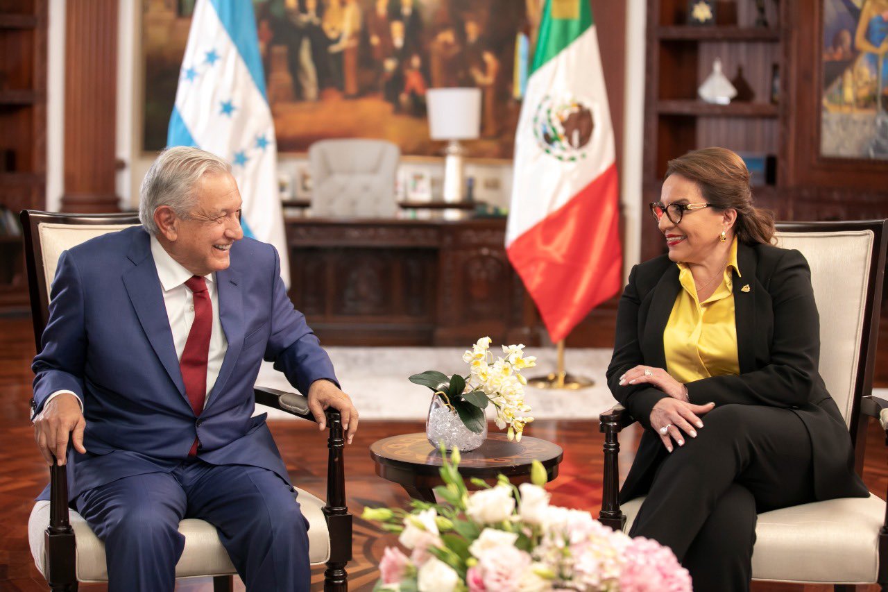 Por: Cortesía AMLO rompe protocolo y respalda  la reforma eléctrica de Xiomara Castro en Honduras