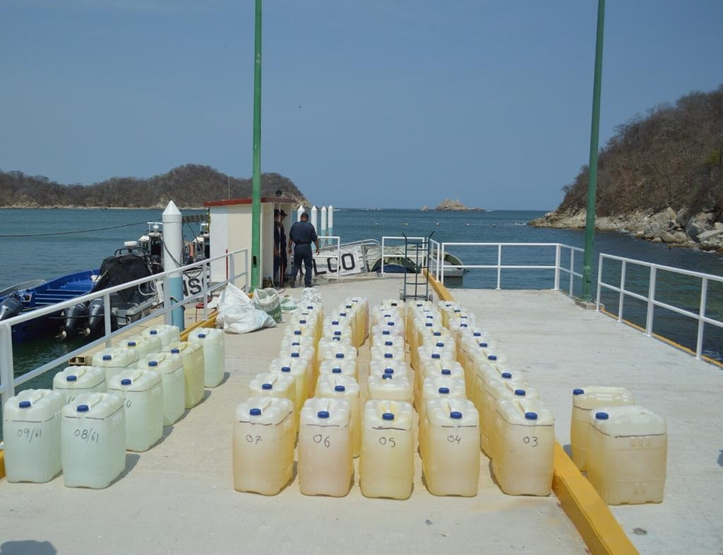 Por: Cortesía Asegura Semar 2 mil 400 litros de 'huachicol' en embarcación en costas de Huatulco