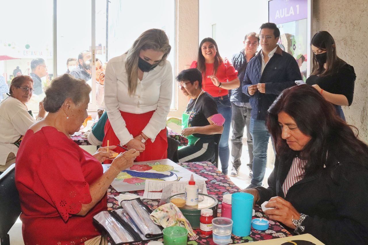Por: Cortesía Lula Pineda Con entrega de apoyos y MercaDIF alimentación de cholultecas se fortalece: Paola Angon