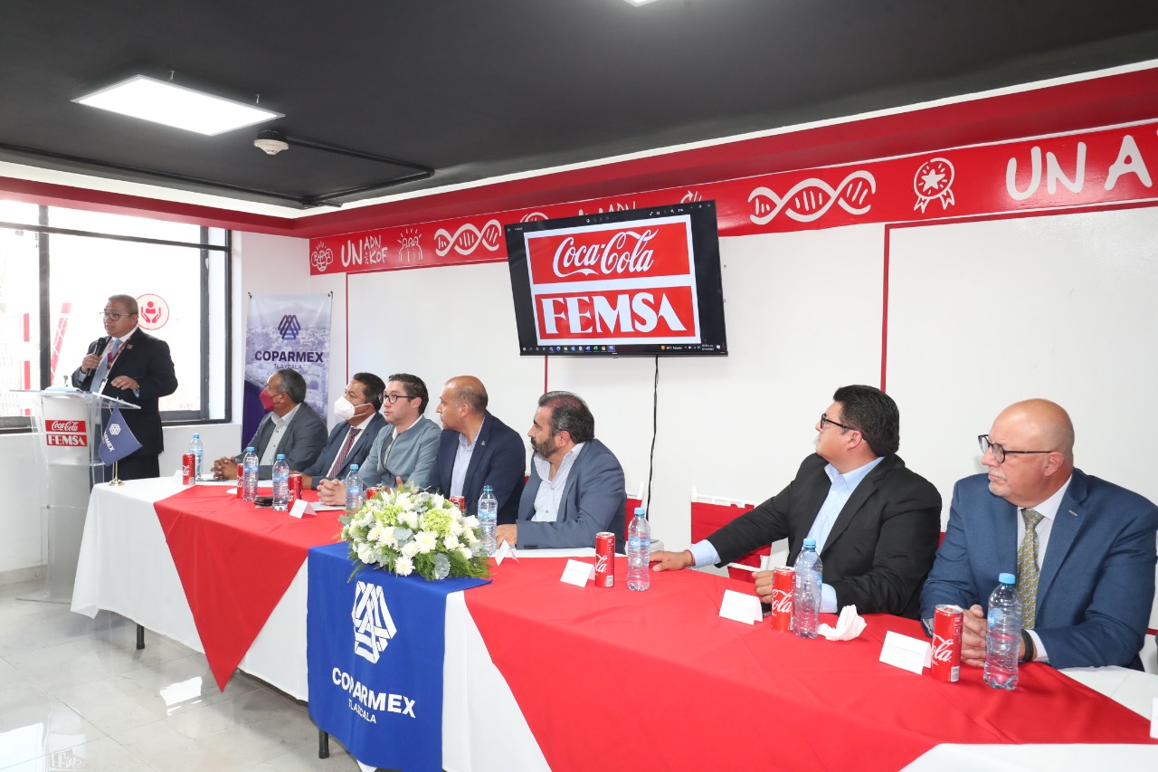 Gobierno atestigua inicio del programa de educación dual con empresa refresquera