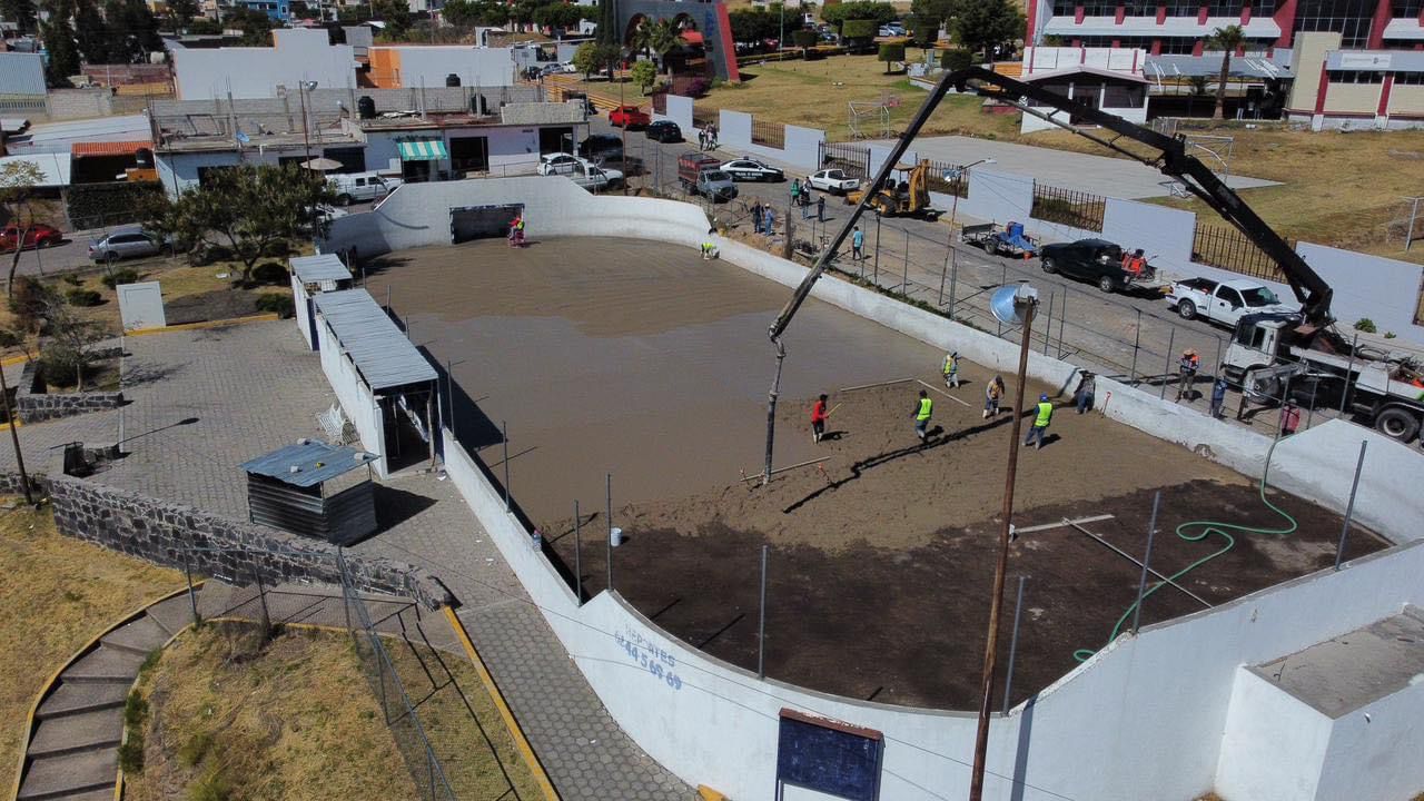Por: Cortesía Ariadna Ayala inicia rescate de la cancha de fútbol ubicada en la unidad deportiva norte en Atlixco